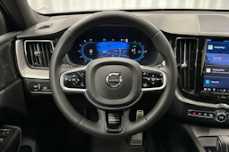 musta Volvo XC60 2022 kuva 19.