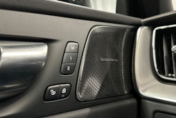 musta Volvo XC60 2022 kuva 20.