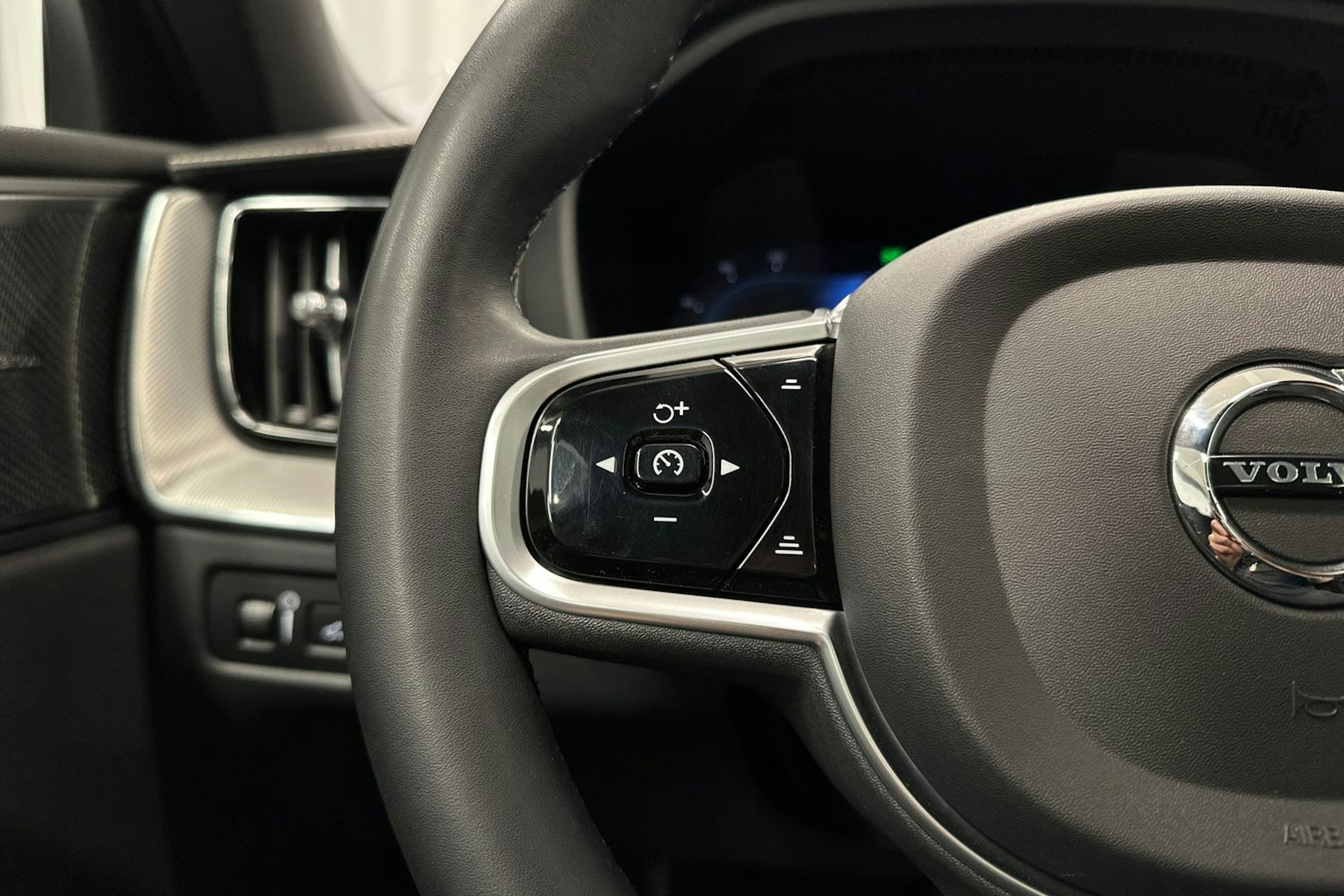 musta Volvo XC60 2022 kuva 21.