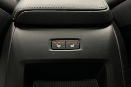 musta Volvo XC60 2022 kuva 23.