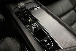 musta Volvo XC60 2022 kuva 25.