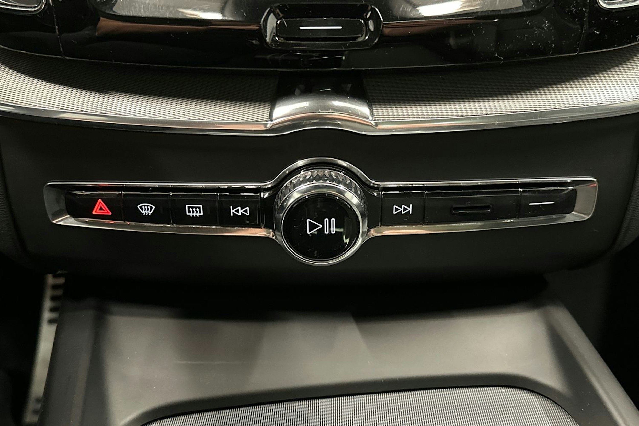 musta Volvo XC60 2022 kuva 27.