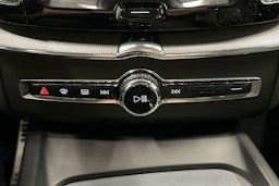 musta Volvo XC60 2022 kuva 27.