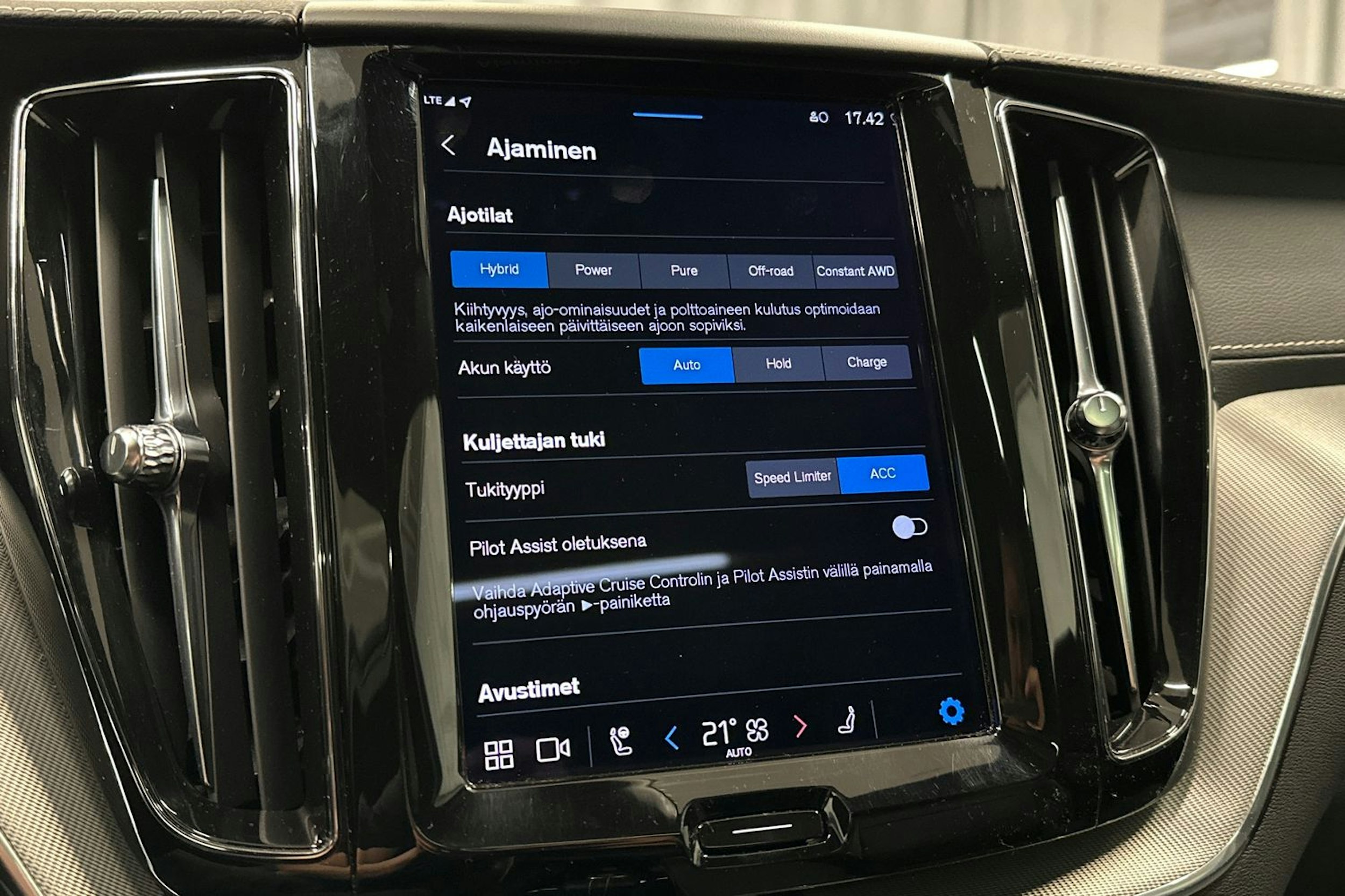 musta Volvo XC60 2022 kuva 33.