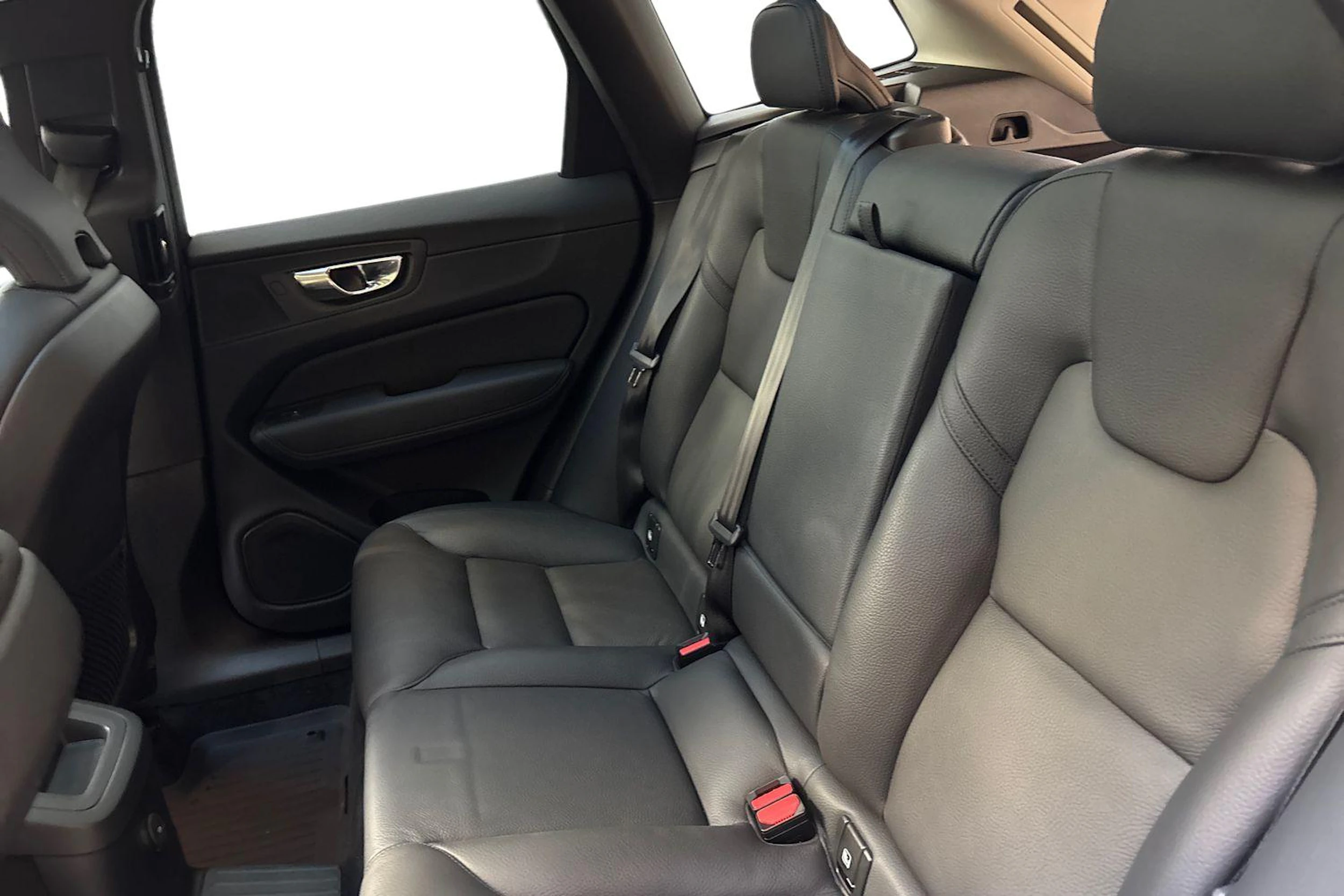 sininen Volvo XC60 2022 kuva 11.