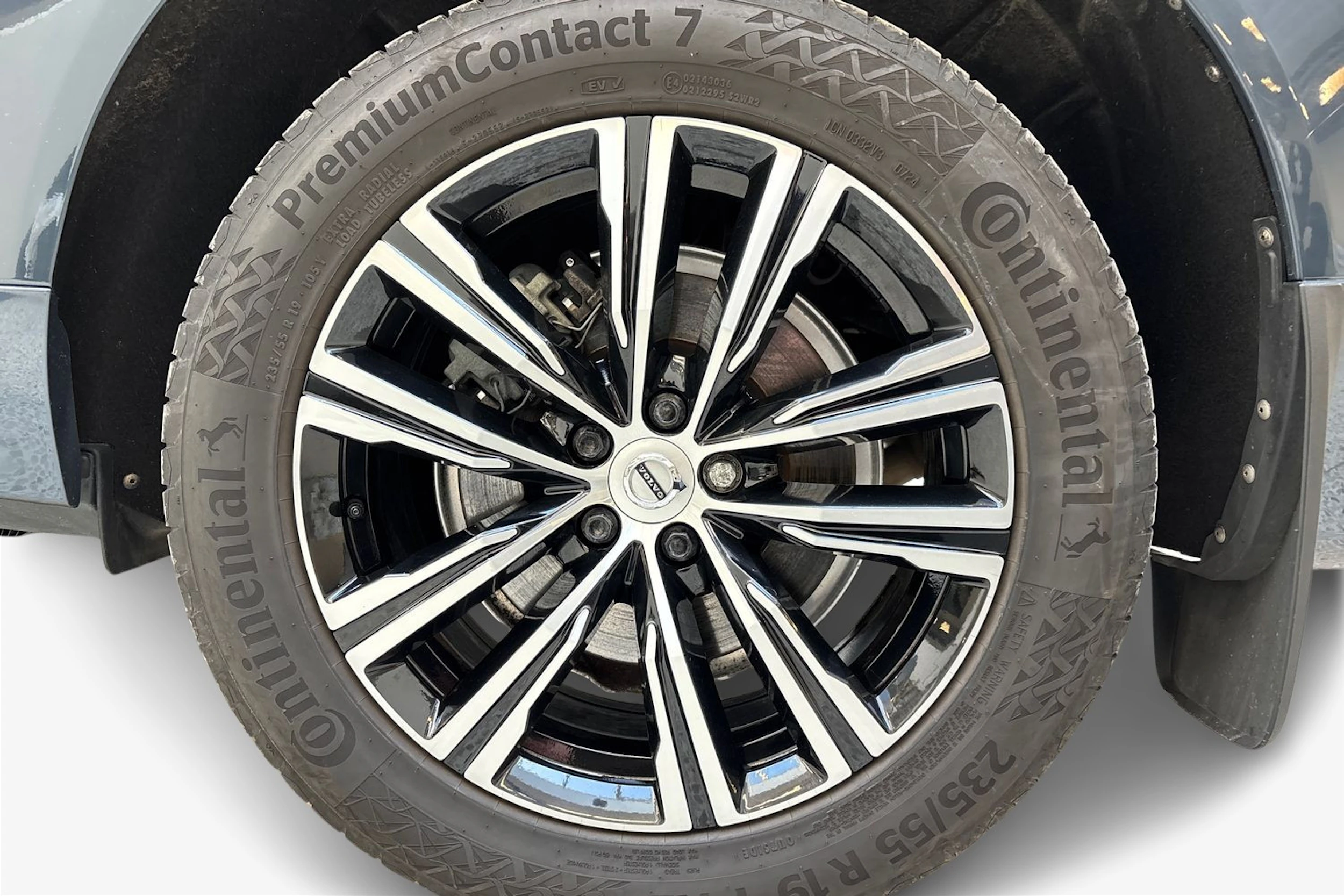sininen Volvo XC60 2022 kuva 12.