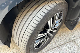 sininen Volvo XC60 2022 kuva 13.
