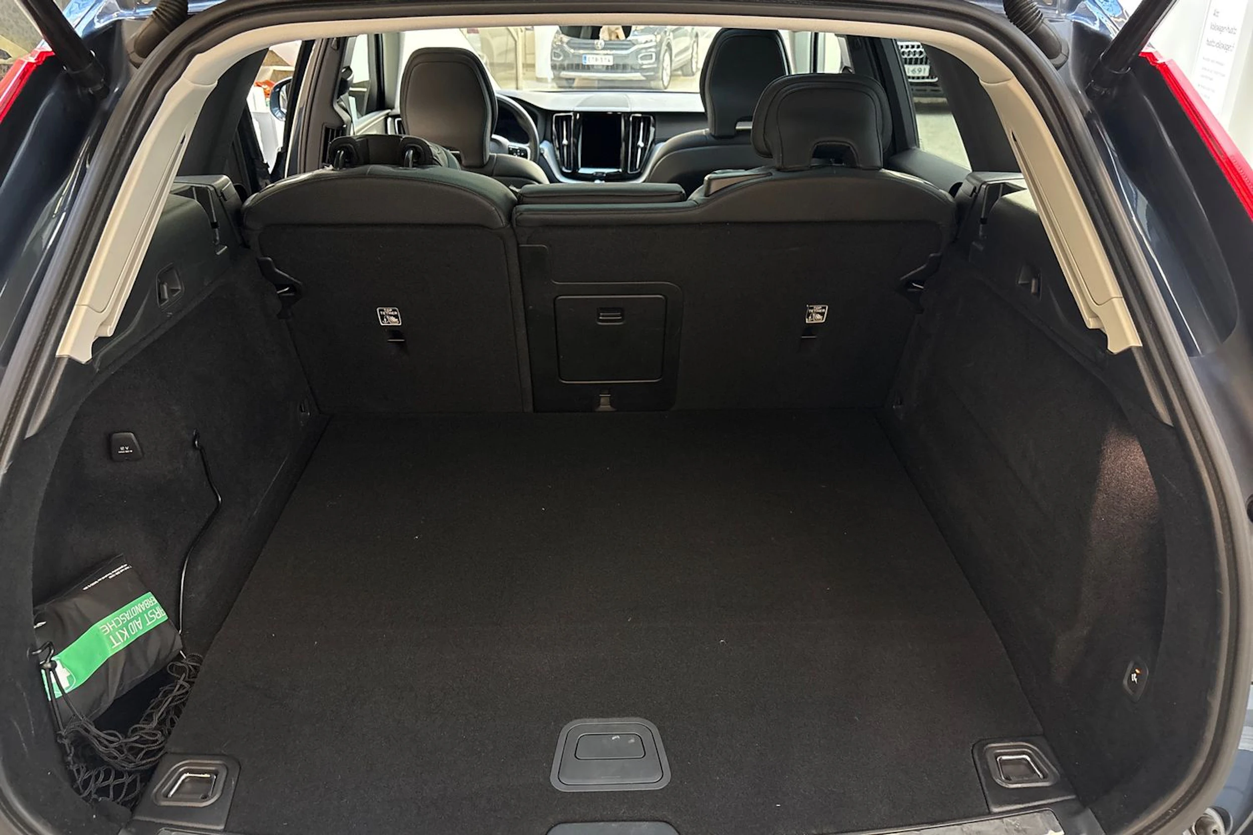 sininen Volvo XC60 2022 kuva 16.