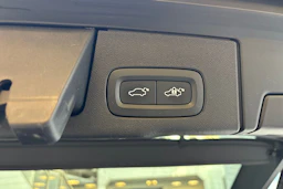sininen Volvo XC60 2022 kuva 17.