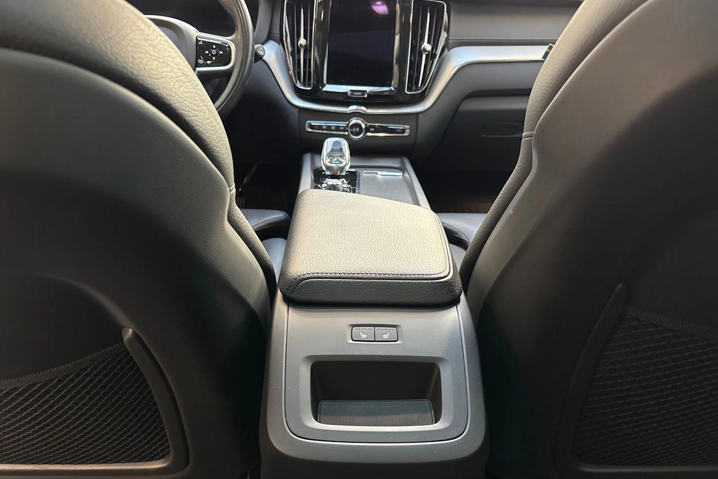 sininen Volvo XC60 2022 kuva 18.