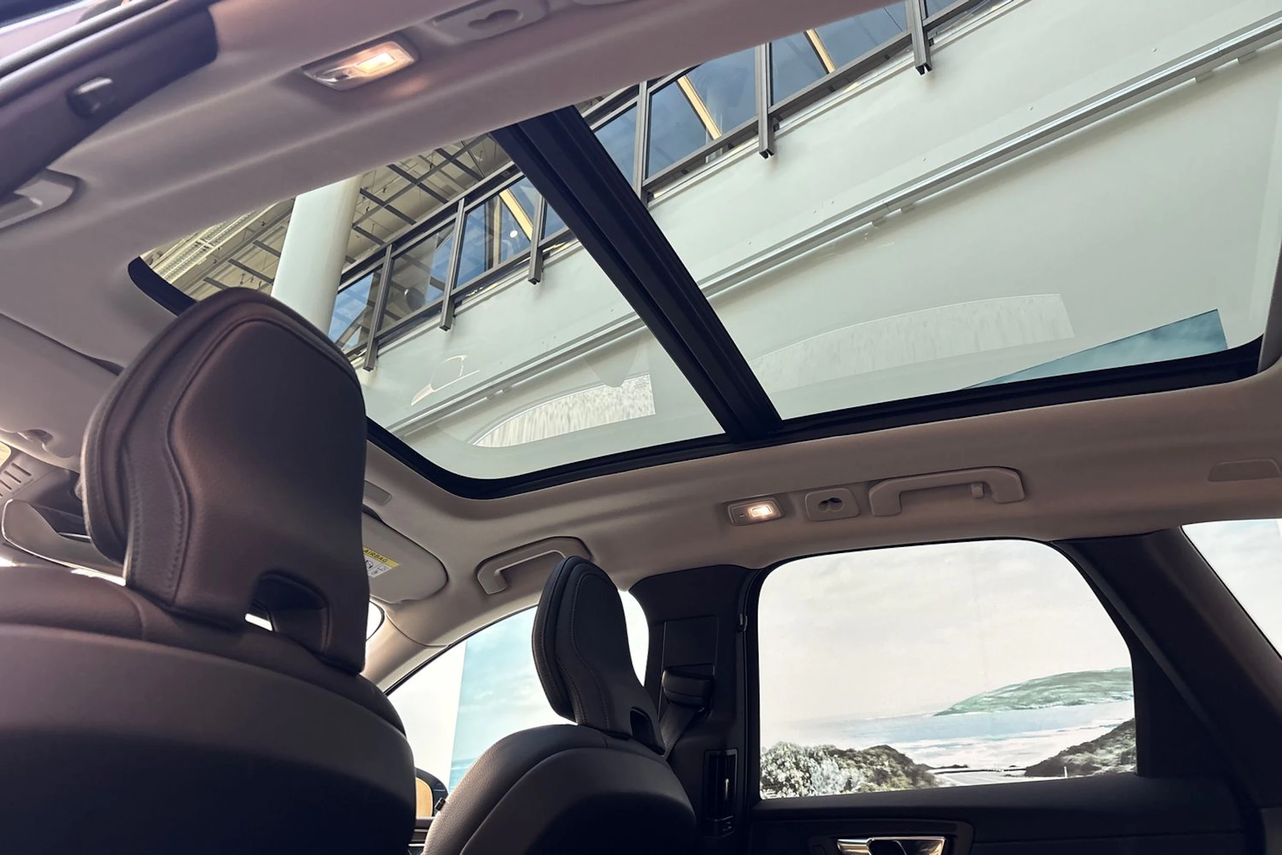 sininen Volvo XC60 2022 kuva 19.