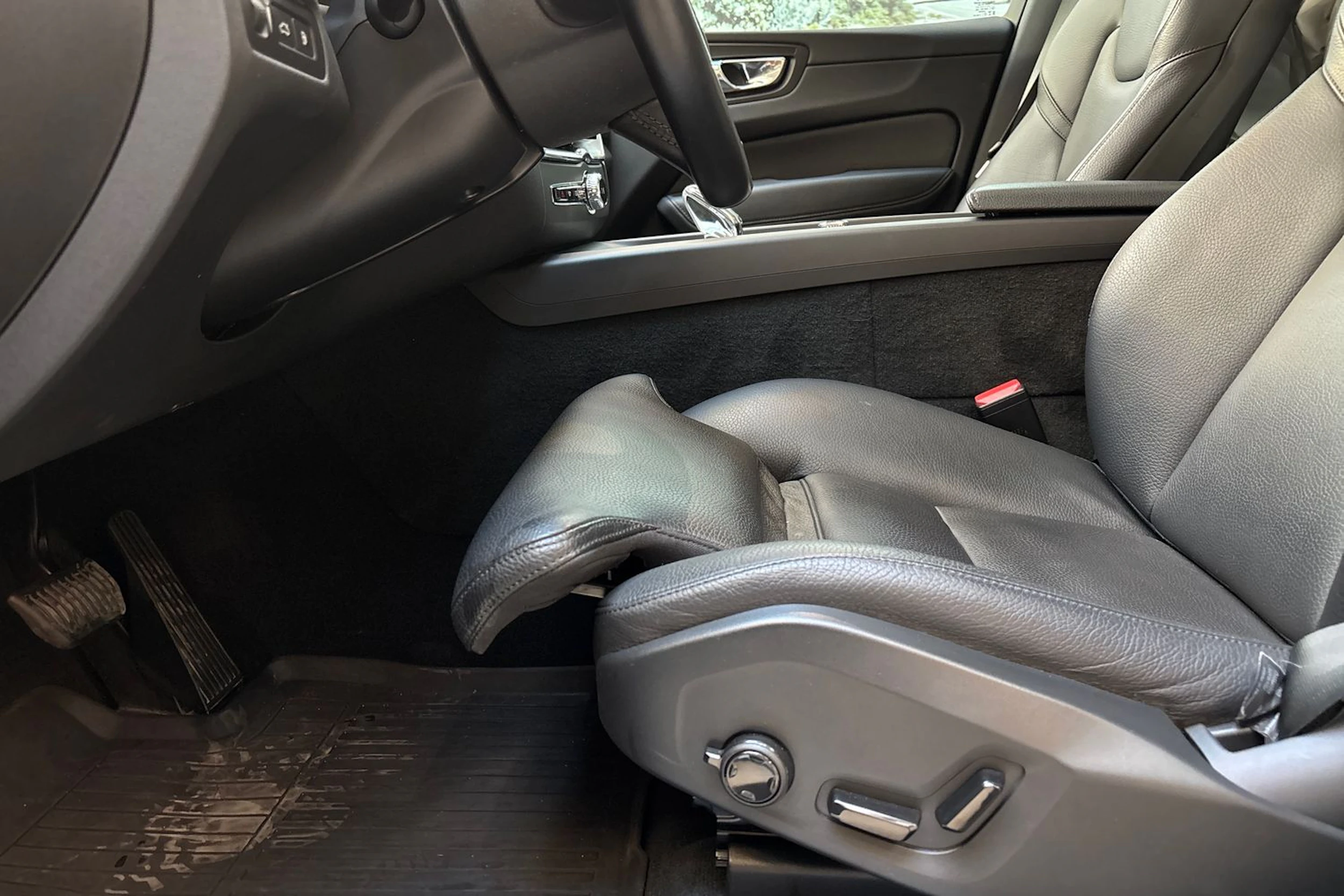 sininen Volvo XC60 2022 kuva 22.
