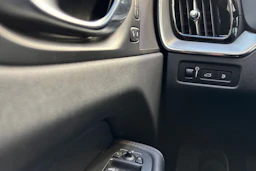 sininen Volvo XC60 2022 kuva 23.