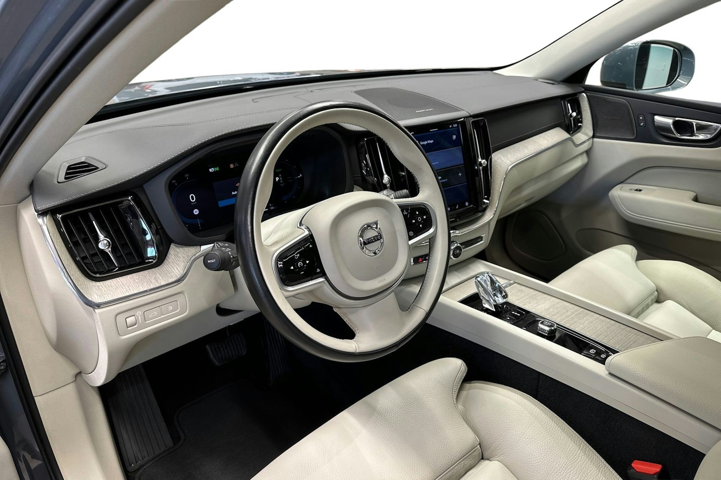 harmaa Volvo XC60 2022 kuva 7.