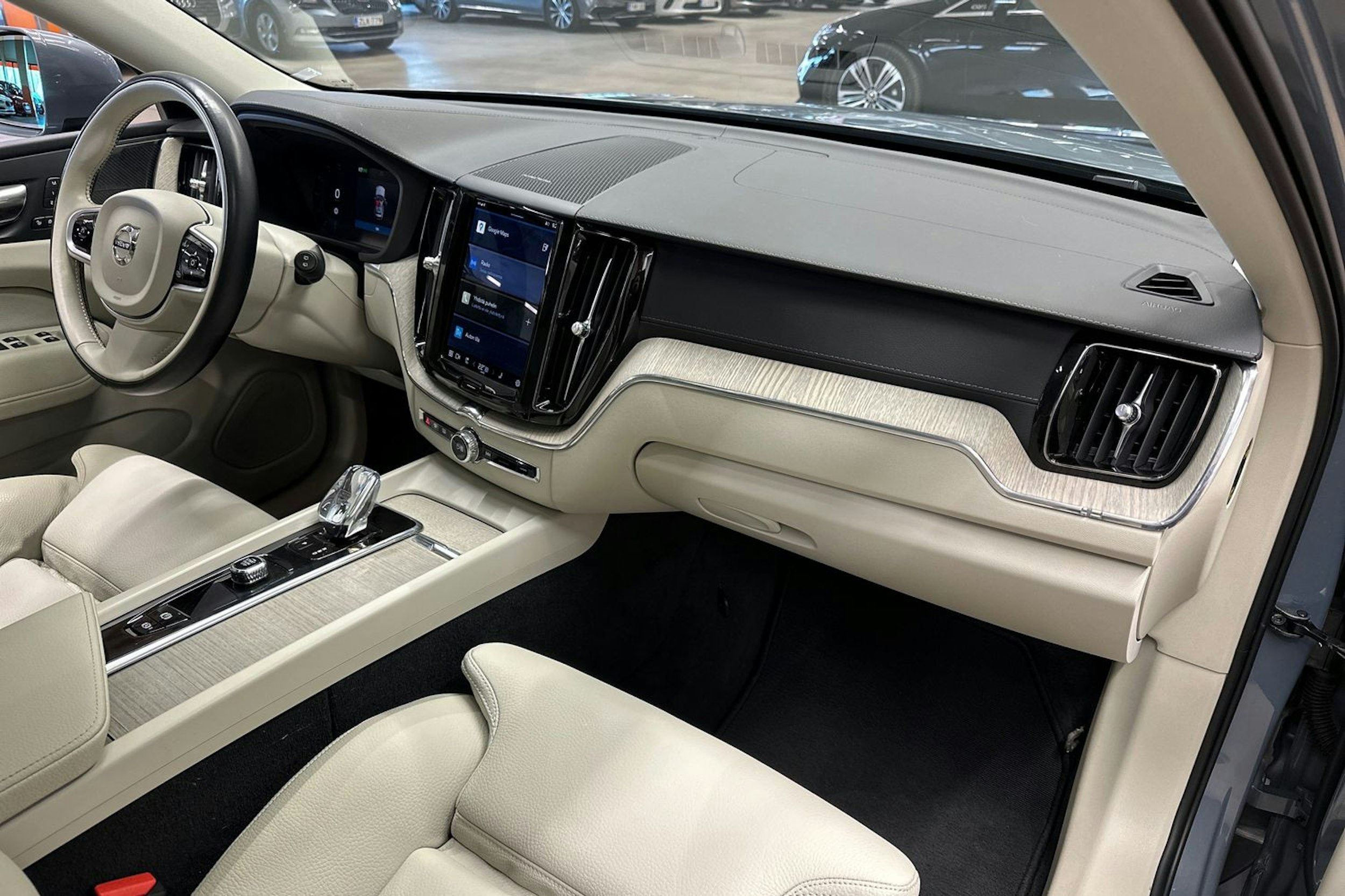 harmaa Volvo XC60 2022 kuva 12.