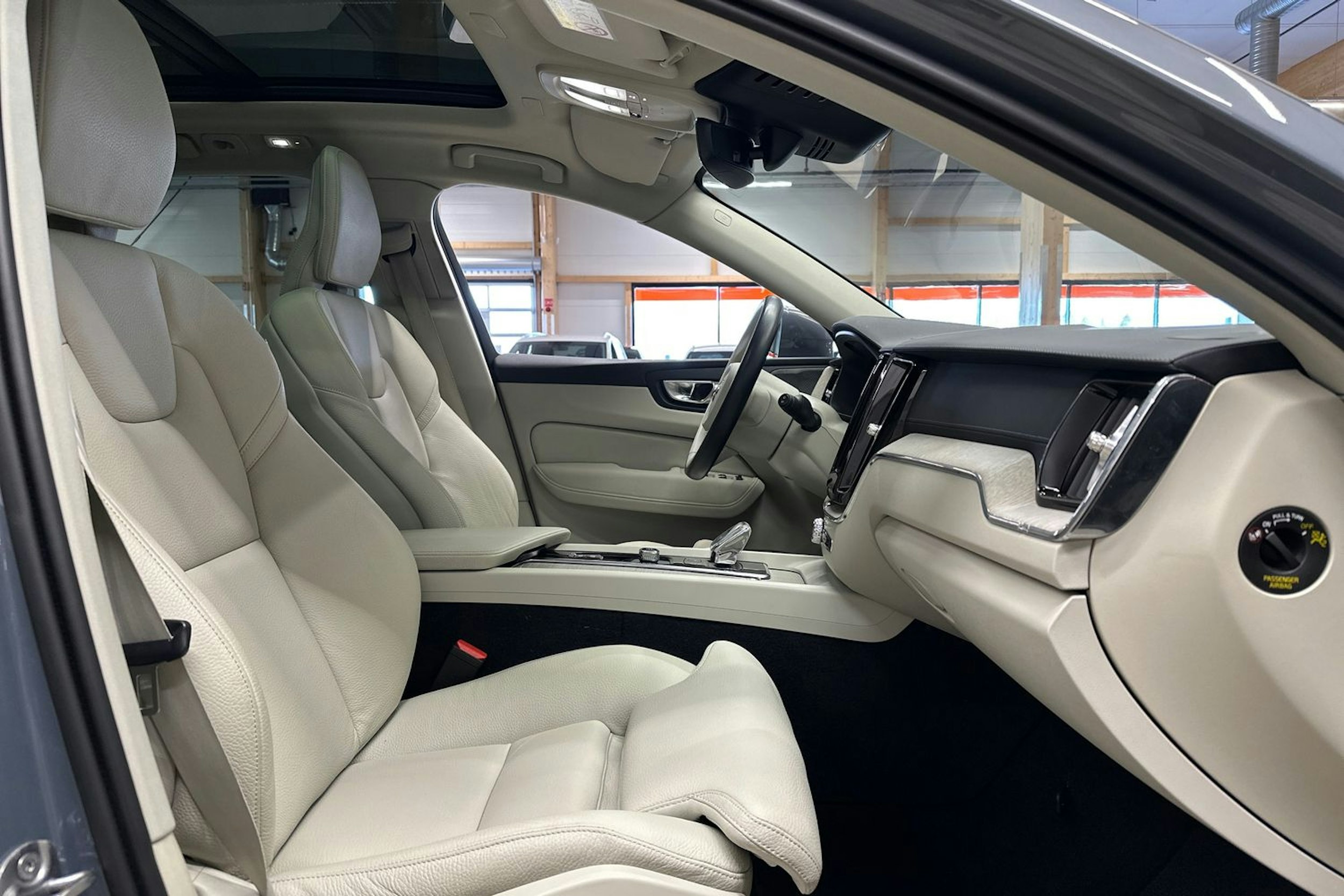 harmaa Volvo XC60 2022 kuva 13.
