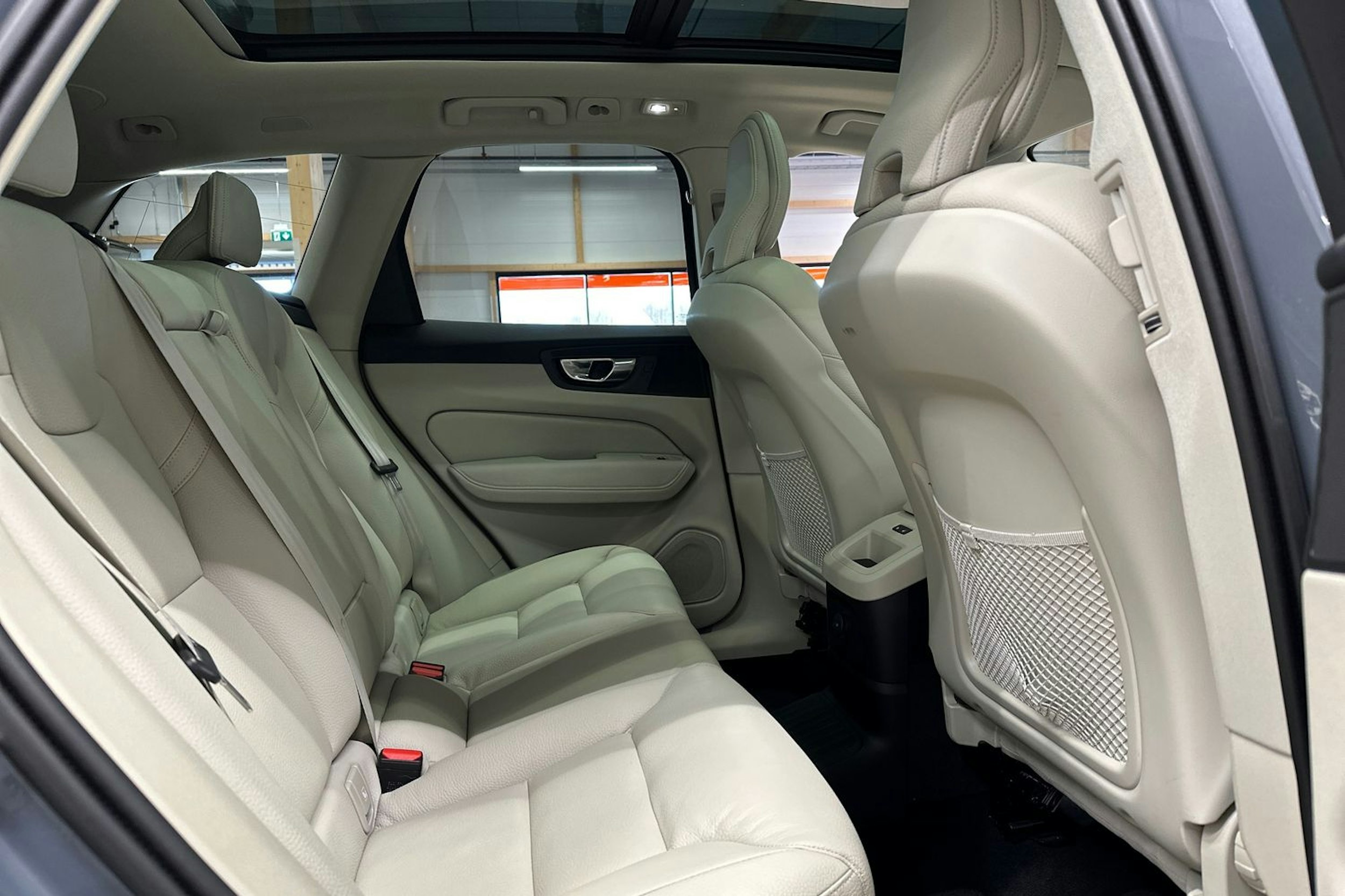 harmaa Volvo XC60 2022 kuva 14.