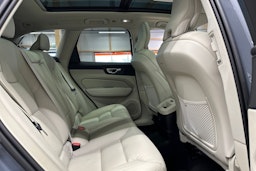 harmaa Volvo XC60 2022 kuva 14.