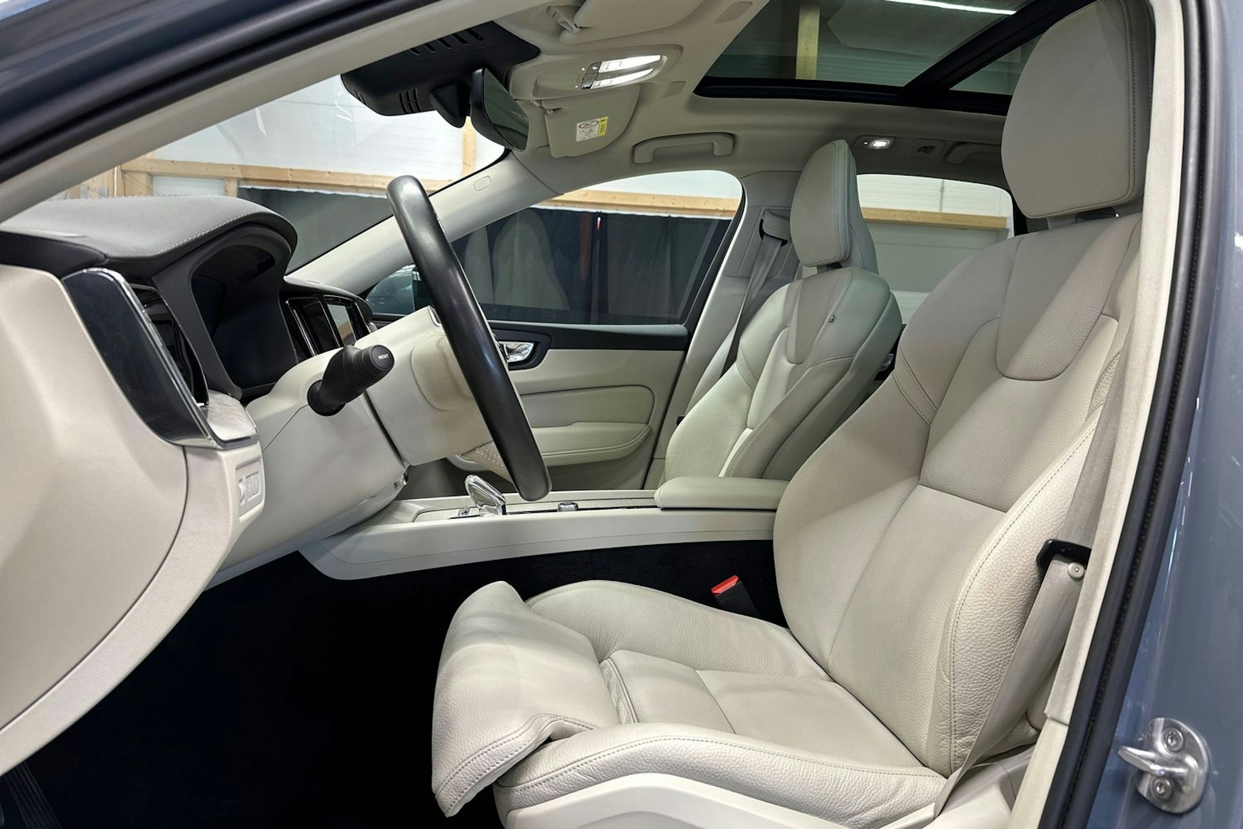 harmaa Volvo XC60 2022 kuva 15.