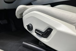 harmaa Volvo XC60 2022 kuva 16.
