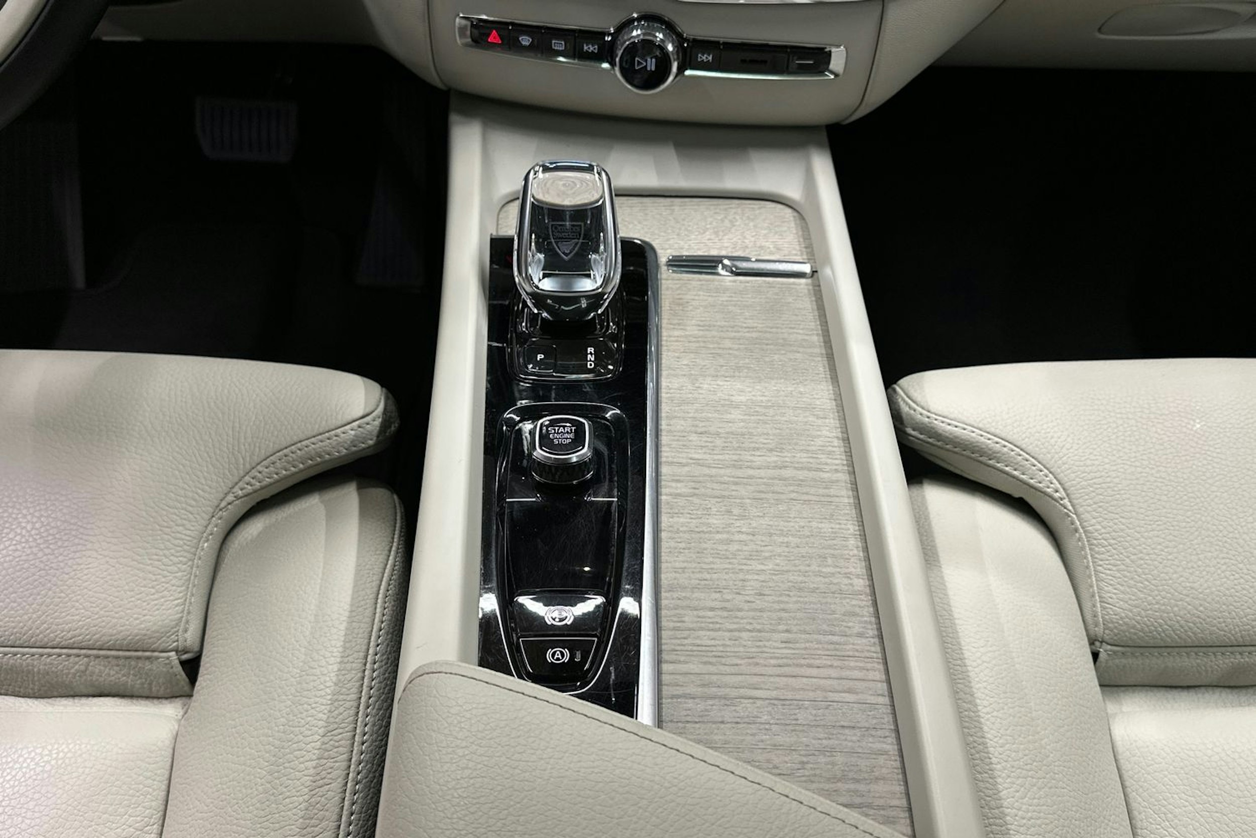 harmaa Volvo XC60 2022 kuva 24.