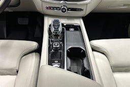 harmaa Volvo XC60 2022 kuva 25.