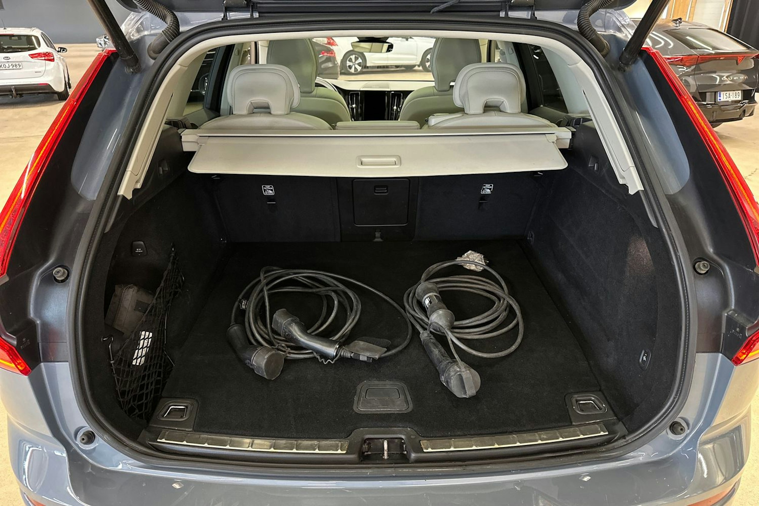 harmaa Volvo XC60 2022 kuva 36.