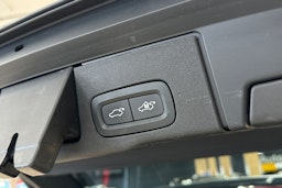 harmaa Volvo XC60 2022 kuva 39.
