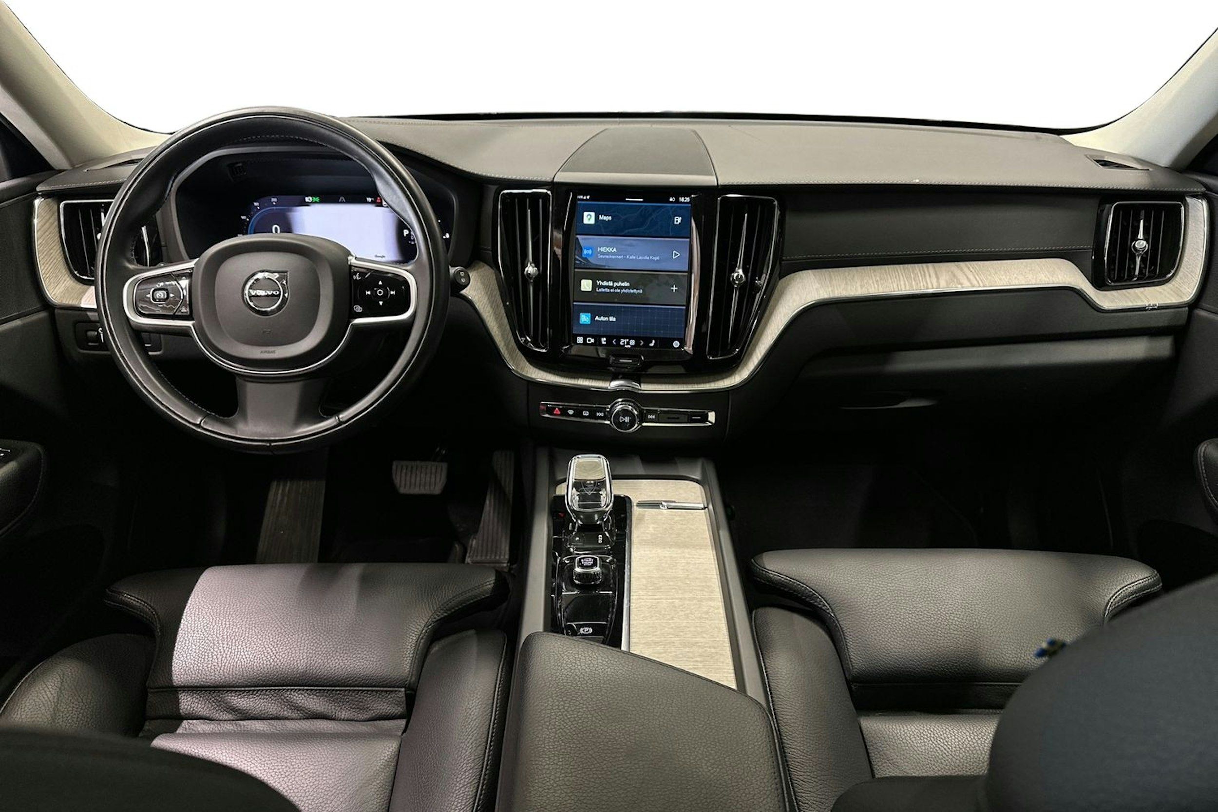 musta Volvo XC60 2022 kuva 9.