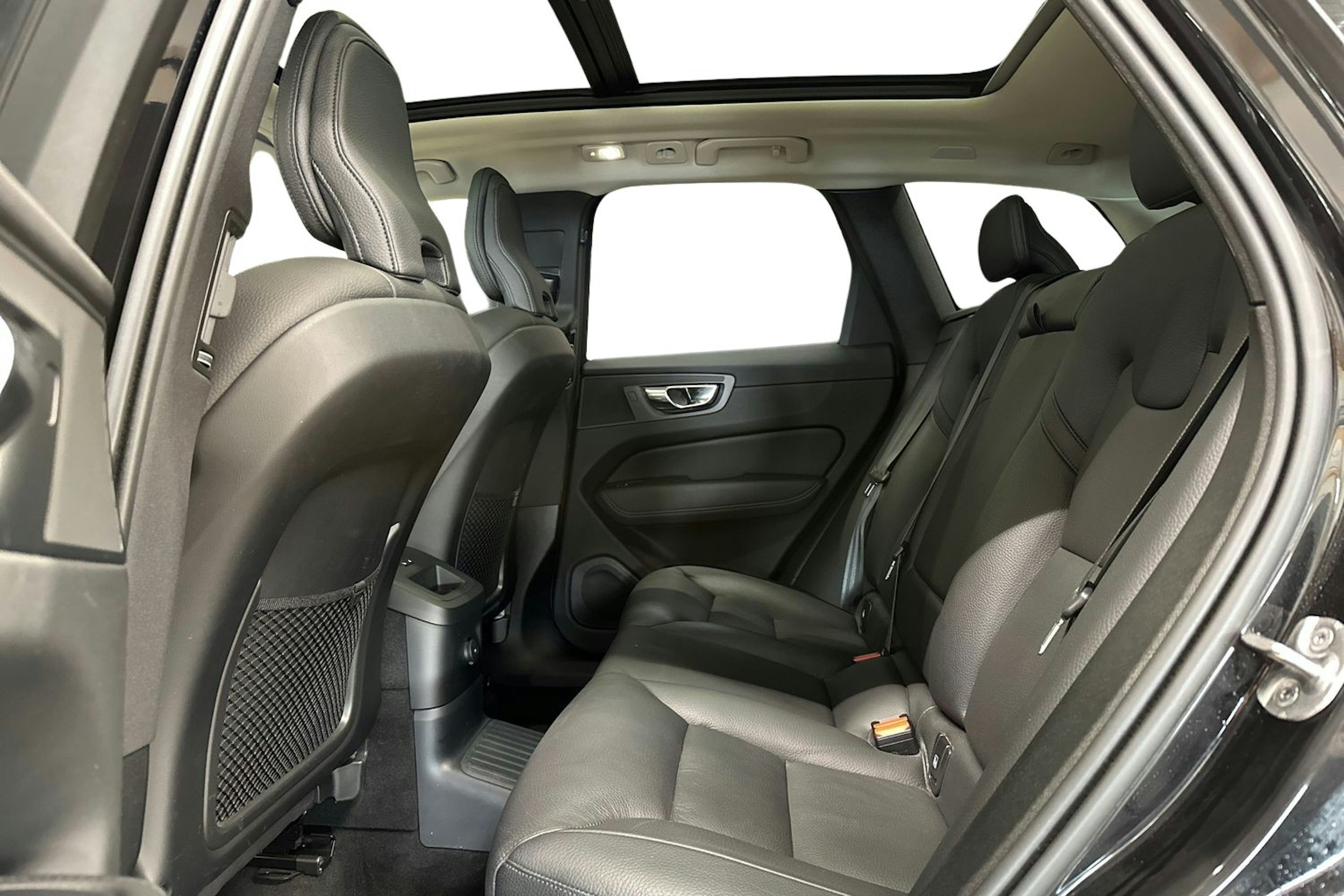musta Volvo XC60 2022 kuva 10.