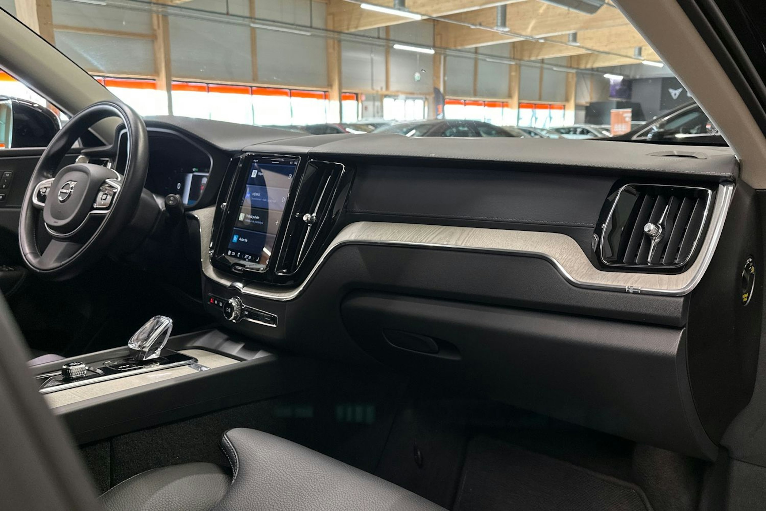 musta Volvo XC60 2022 kuva 12.