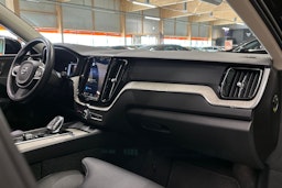 musta Volvo XC60 2022 kuva 12.