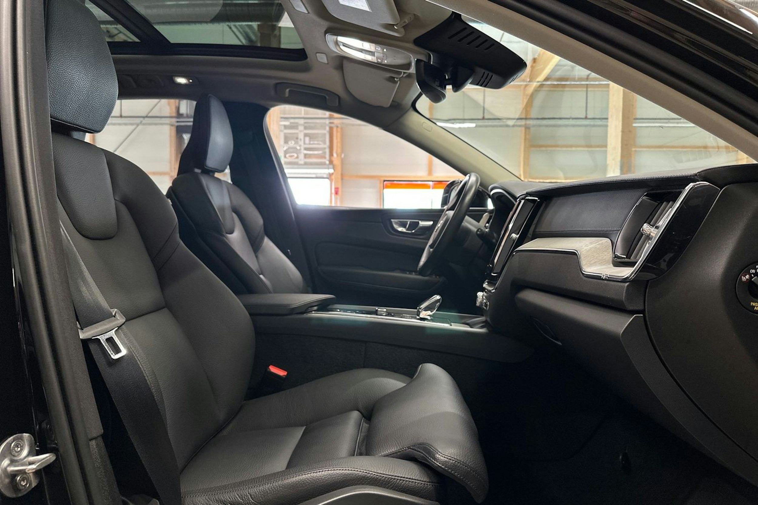 musta Volvo XC60 2022 kuva 13.