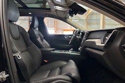 musta Volvo XC60 2022 kuva 13.