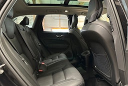musta Volvo XC60 2022 kuva 14.