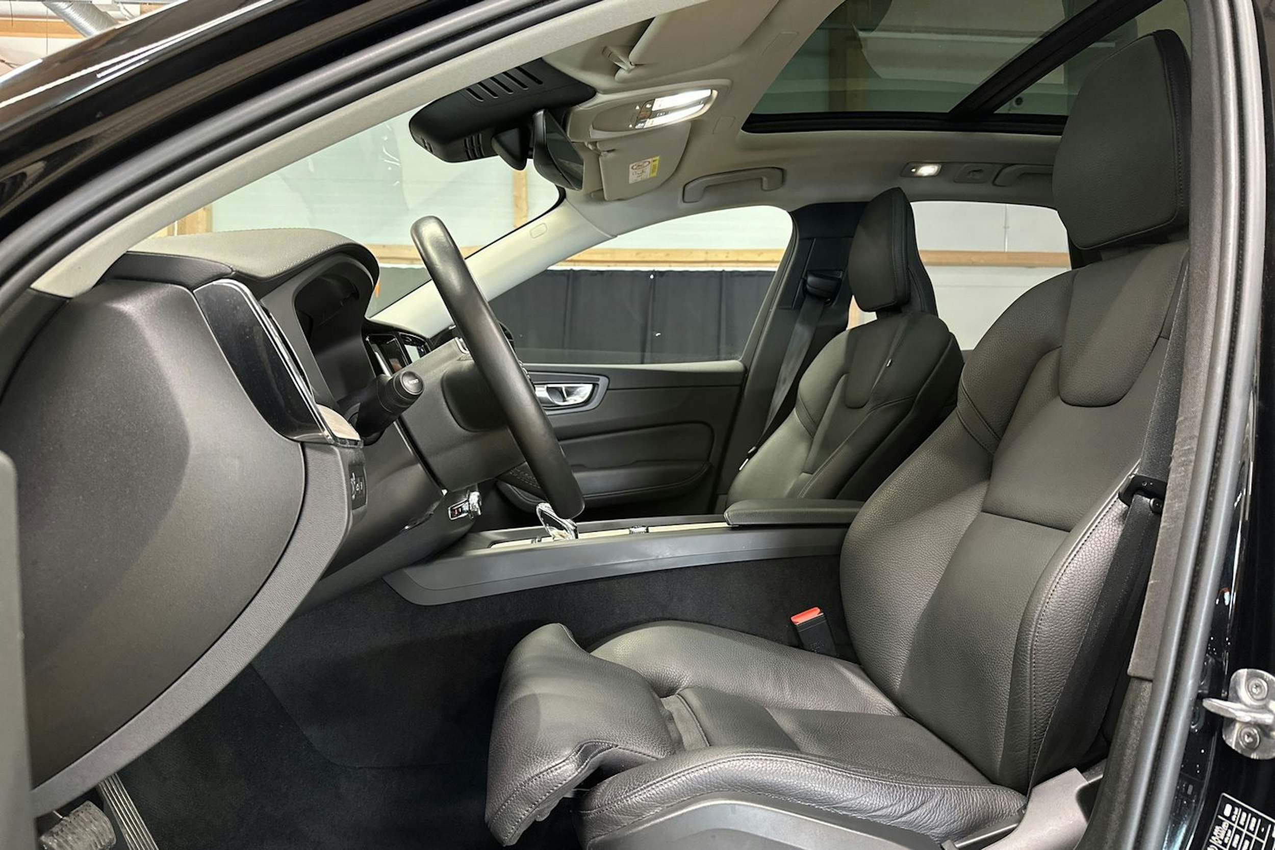 musta Volvo XC60 2022 kuva 15.