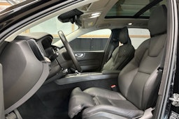 musta Volvo XC60 2022 kuva 15.