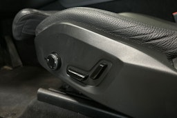 musta Volvo XC60 2022 kuva 16.