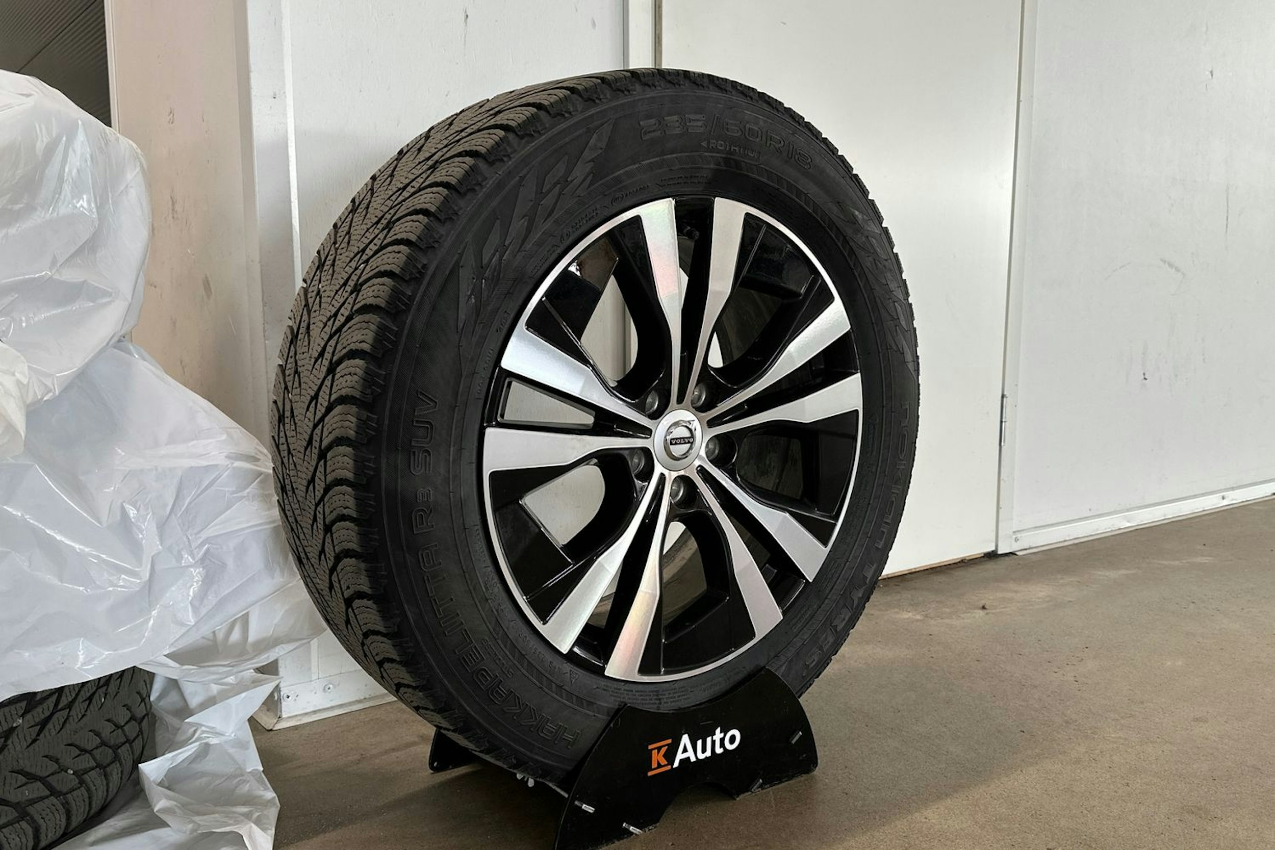 musta Volvo XC60 2022 kuva 18.