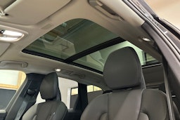musta Volvo XC60 2022 kuva 19.