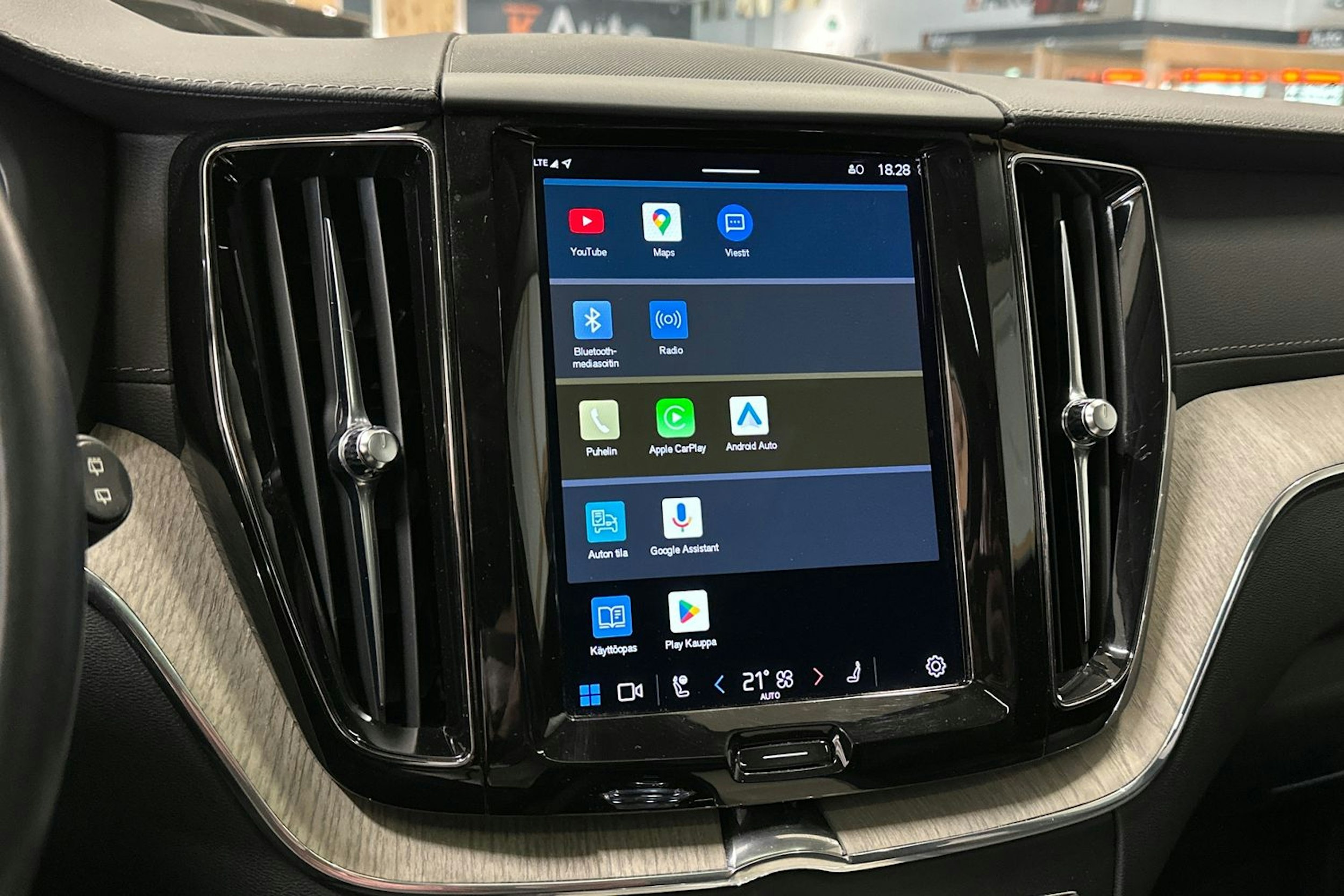 musta Volvo XC60 2022 kuva 22.