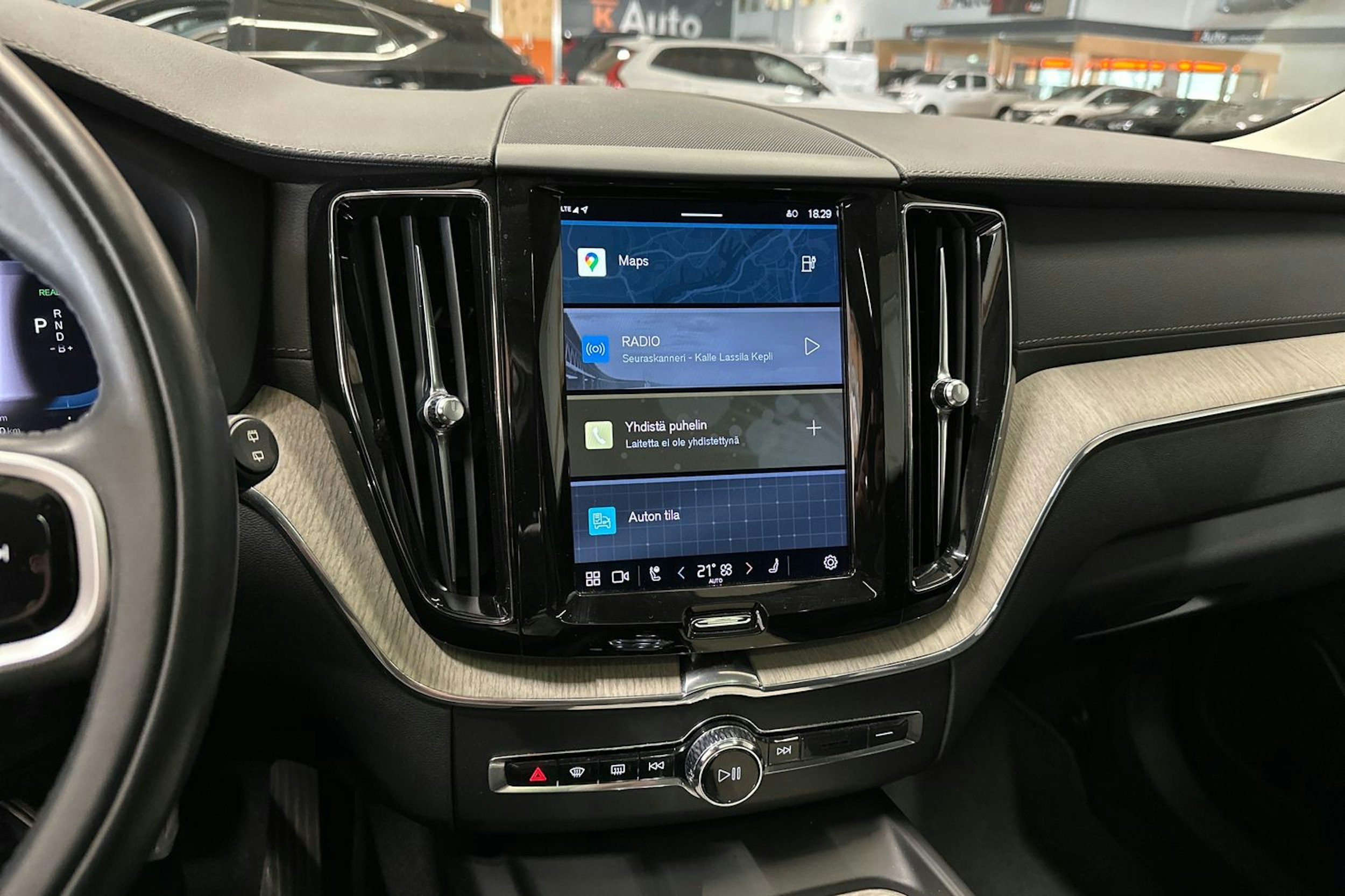 musta Volvo XC60 2022 kuva 23.