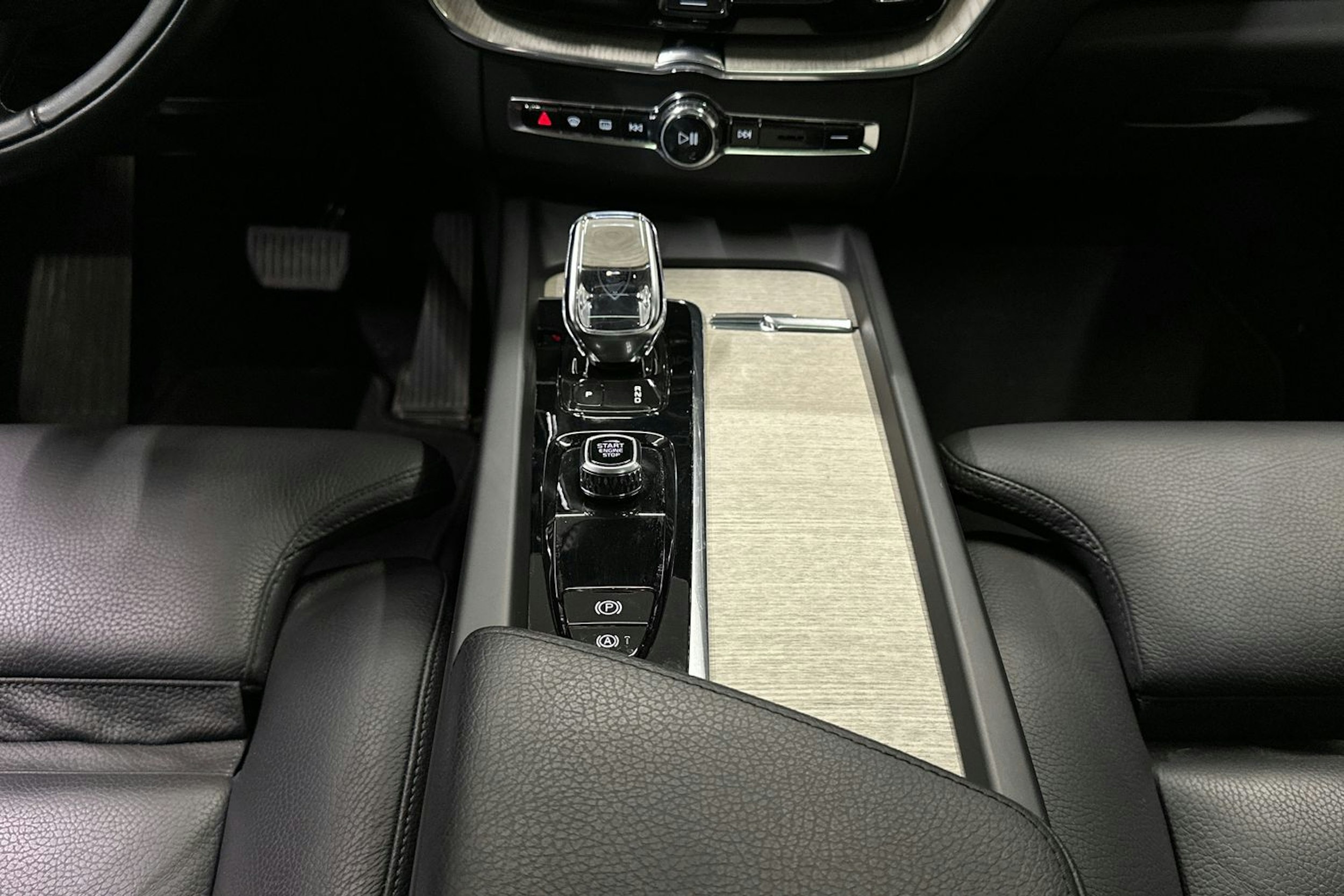 musta Volvo XC60 2022 kuva 24.