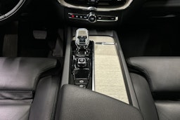 musta Volvo XC60 2022 kuva 24.