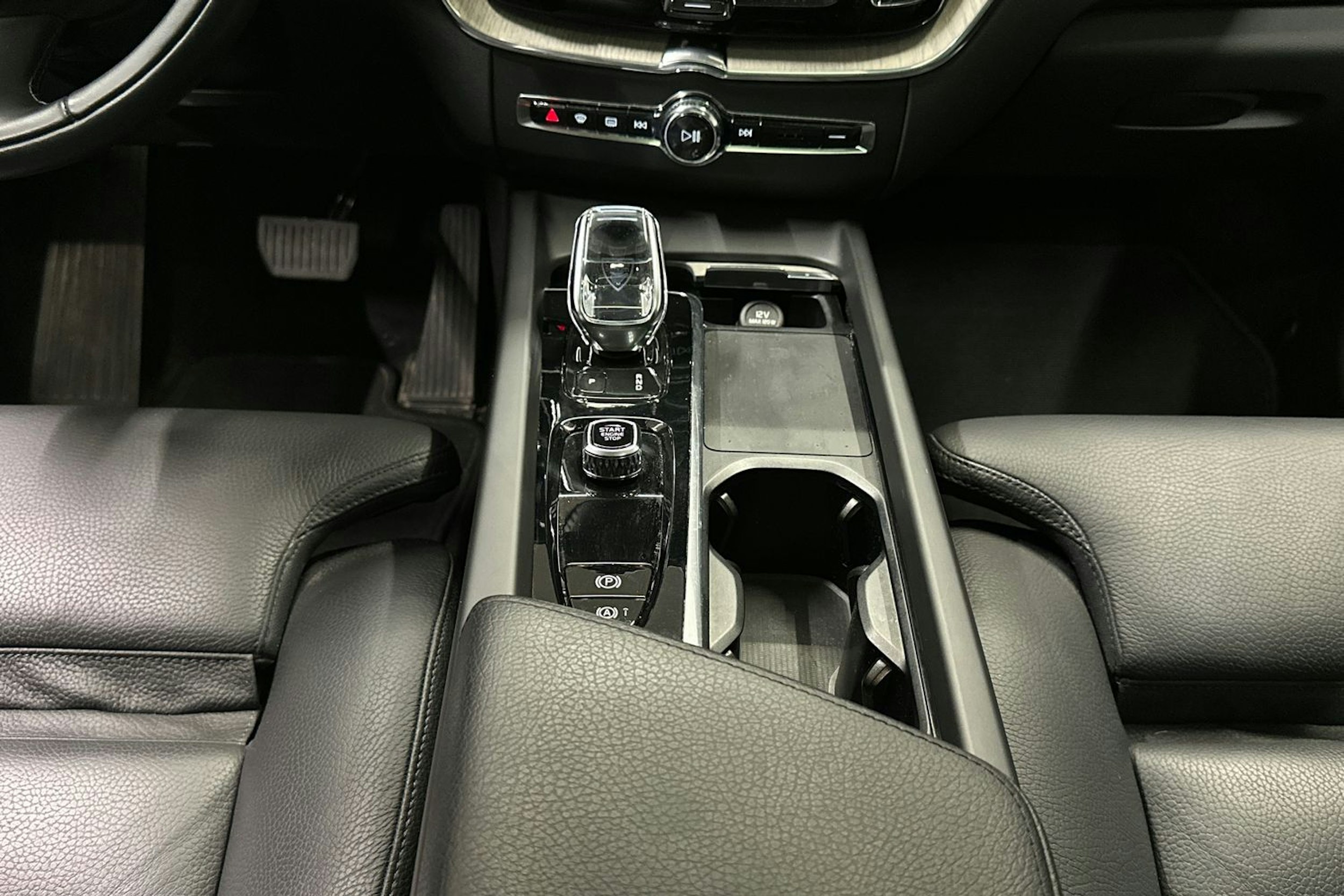 musta Volvo XC60 2022 kuva 25.