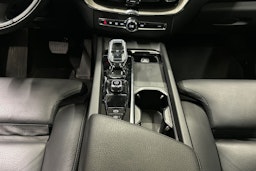 musta Volvo XC60 2022 kuva 25.