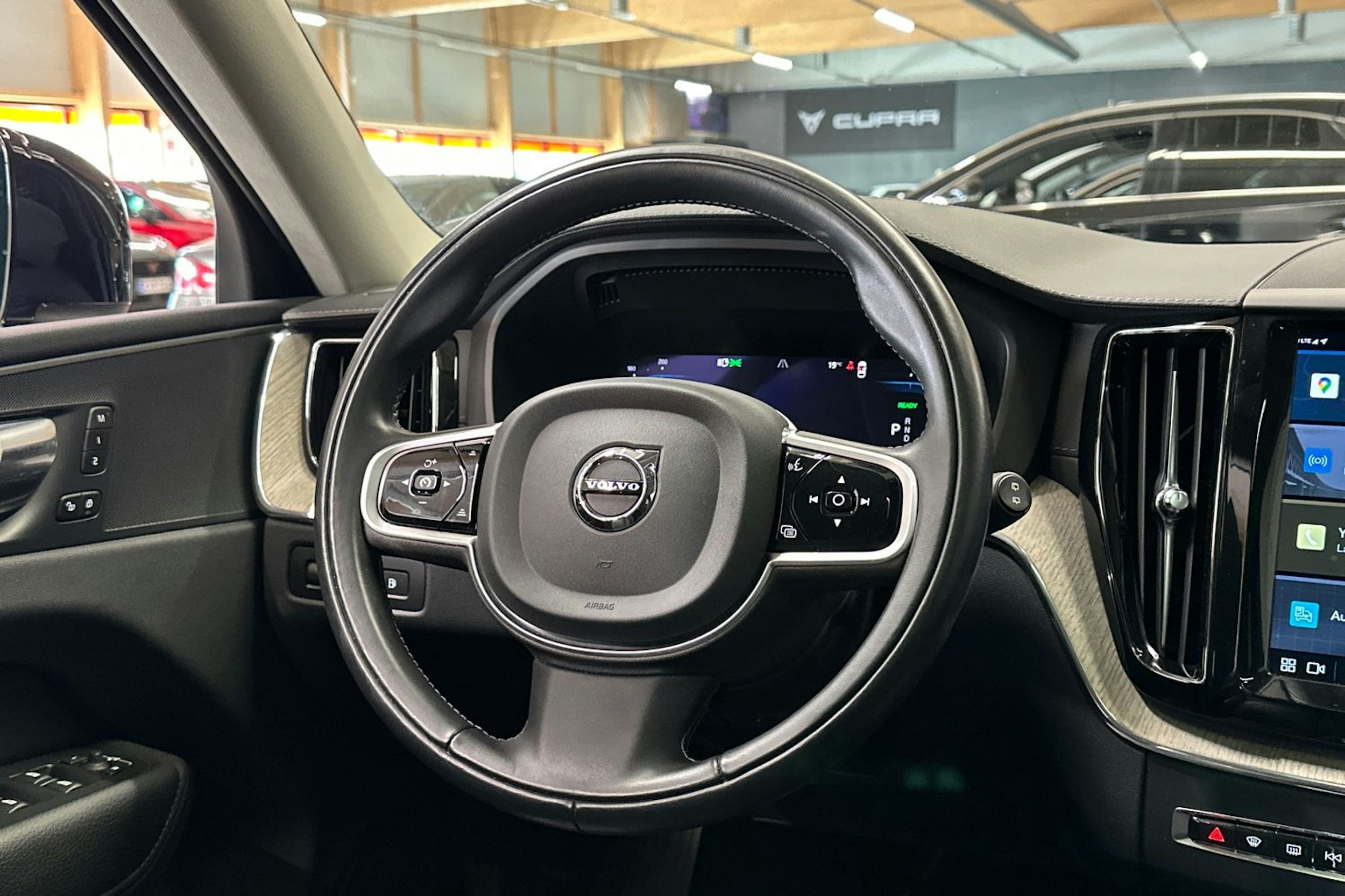 musta Volvo XC60 2022 kuva 26.