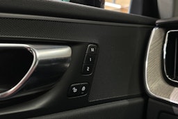 musta Volvo XC60 2022 kuva 28.
