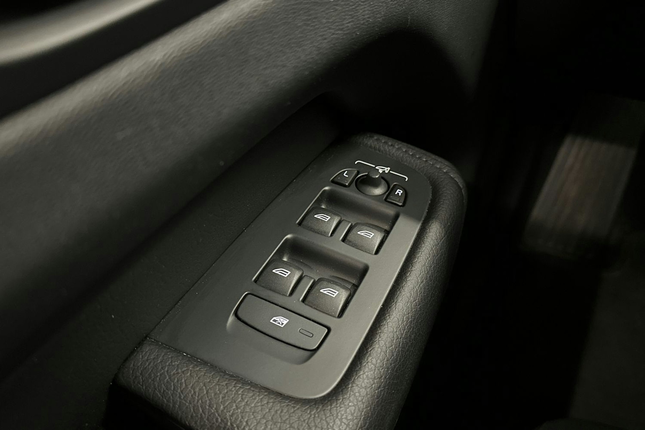 musta Volvo XC60 2022 kuva 29.