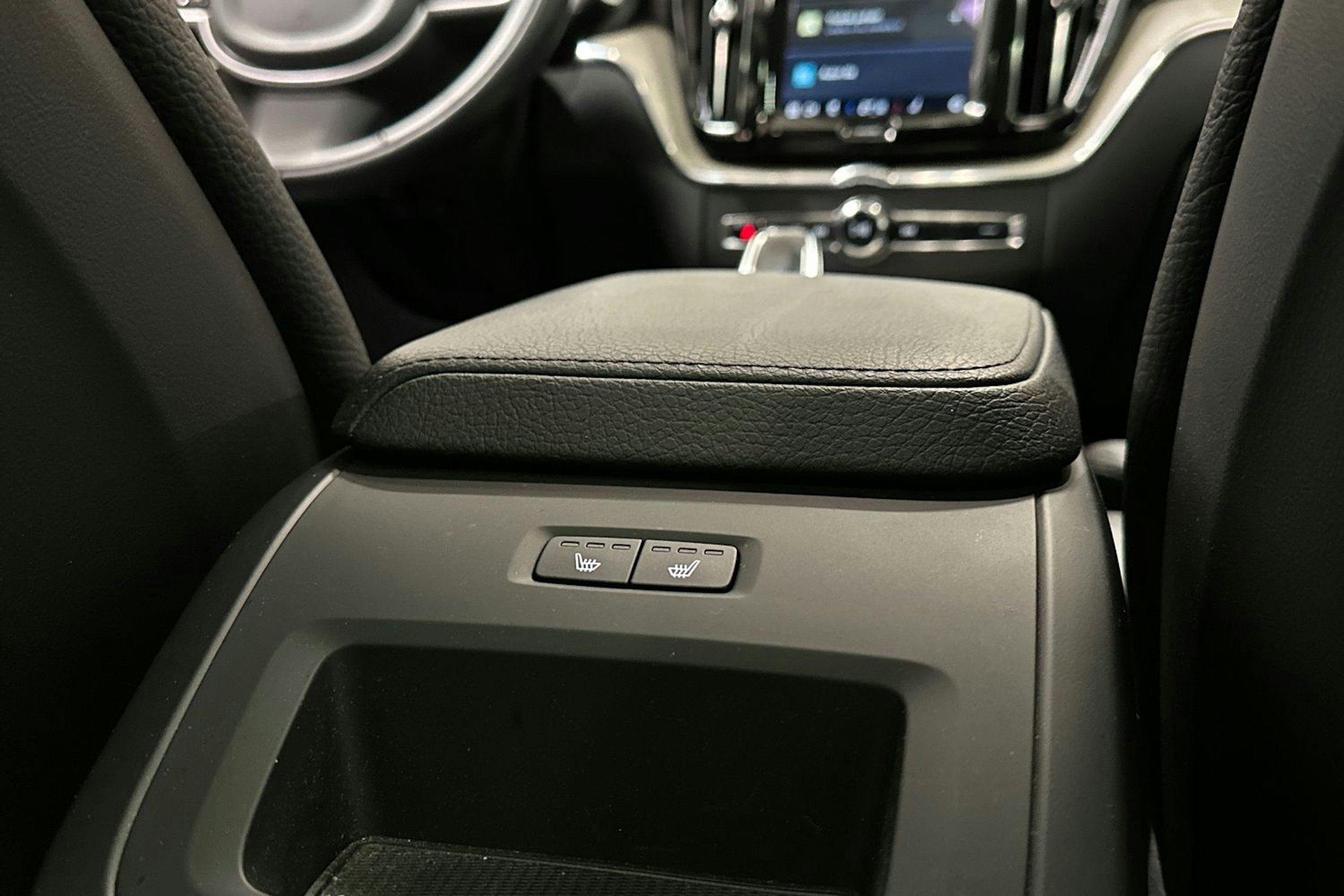 musta Volvo XC60 2022 kuva 30.